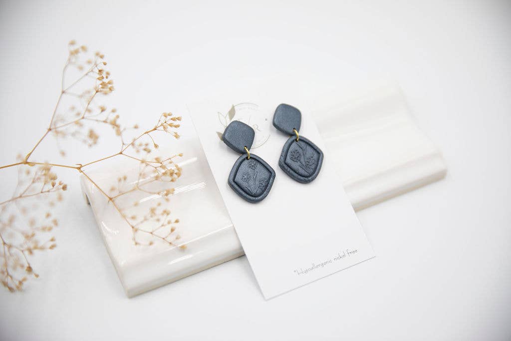 Twig & Rue boutique – wholesale Hängande örhängen – Grafit blommiga lerörhängen5