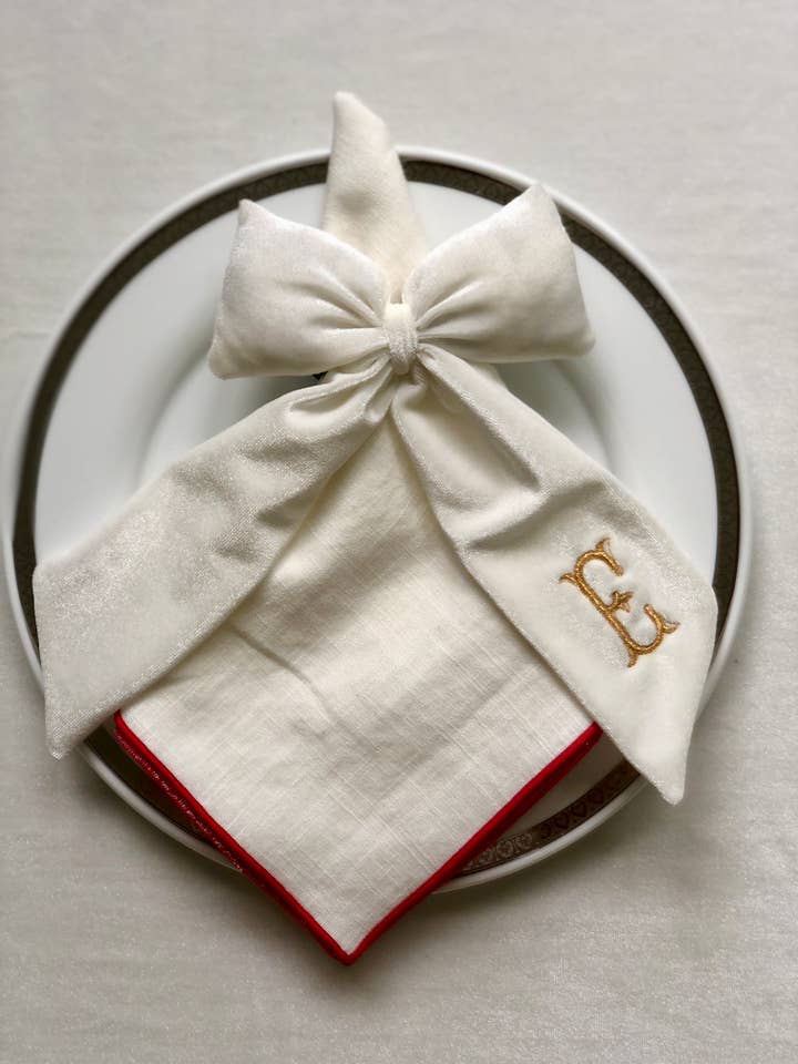 Portatovagliolo in Velluto Bianco con Fiocco Monogrammato per la vendita all'ingrosso da parte di Belle Linen