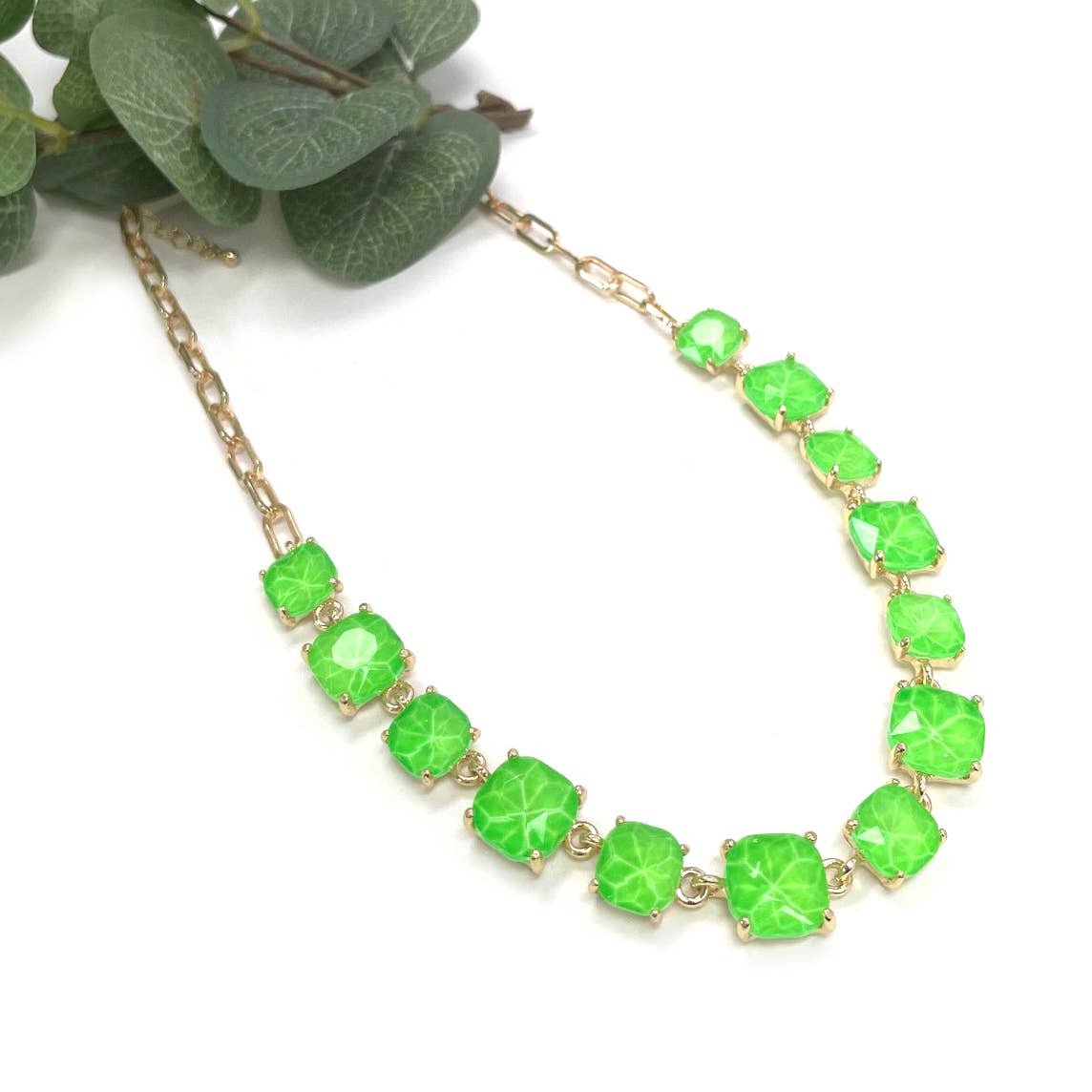 StarryNYC – Großhandel Gliederhalskette – Neon-Halskette mit kissenförmig geschliffenen Glassteinen und Gliederkette2