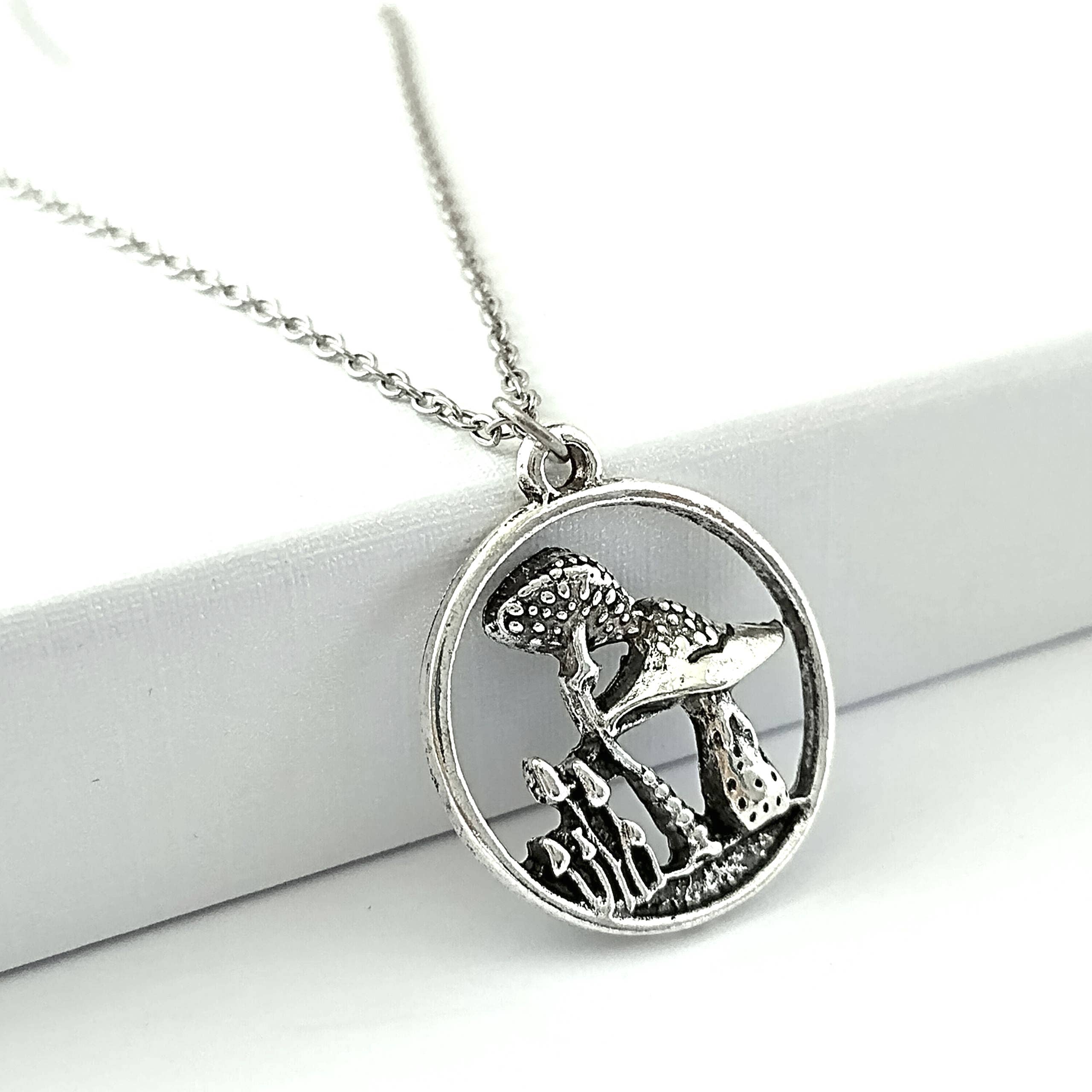 Piccadilly Pendants – Großhandel Kette mit Anhänger/Charm – Silberne Pilzhalskette, Naturhalskette, skurriler Schmuck