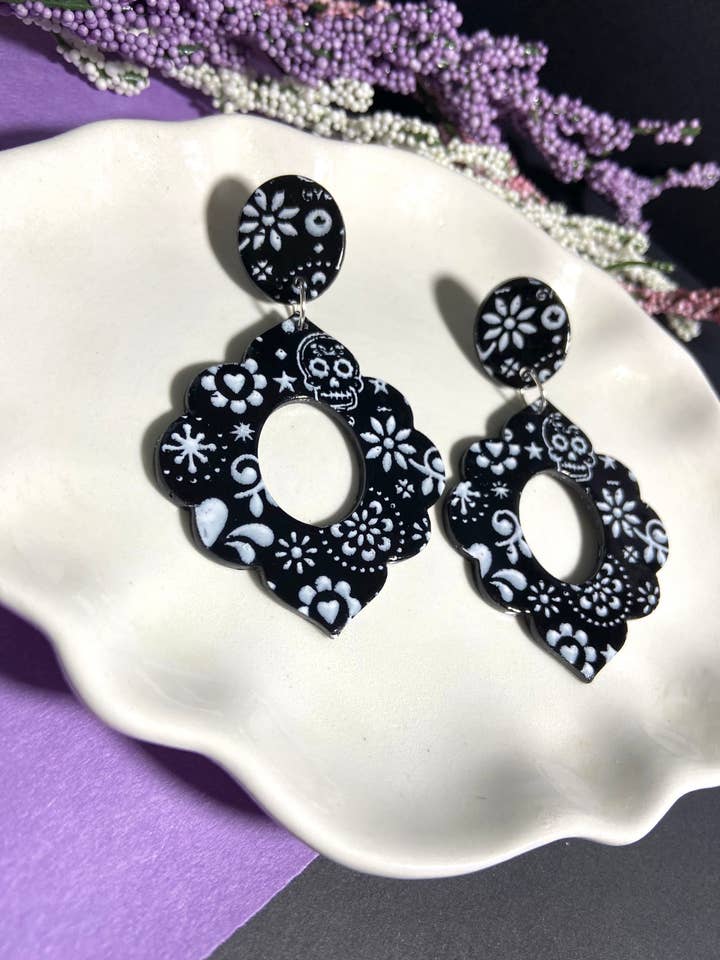 Pendants Jour des Morts en argile polymère, Boucles d'oreilles Dia De Los Muertos en argile d'Halloween, Beaux pendants Noir et Blanc, Boucles d'oreilles Crâne pour la vente par Miles and Milo Polymer Clay Collection