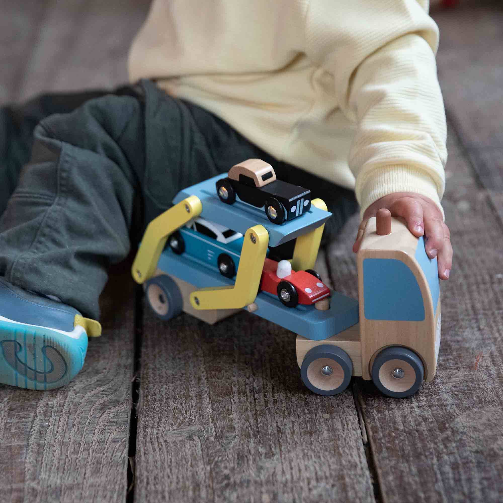 Hippychick – Engroshandel Trælegetøj - Børn – Klassisk World Træ FSC Biltransportør Legetøjslastbil til Børn1