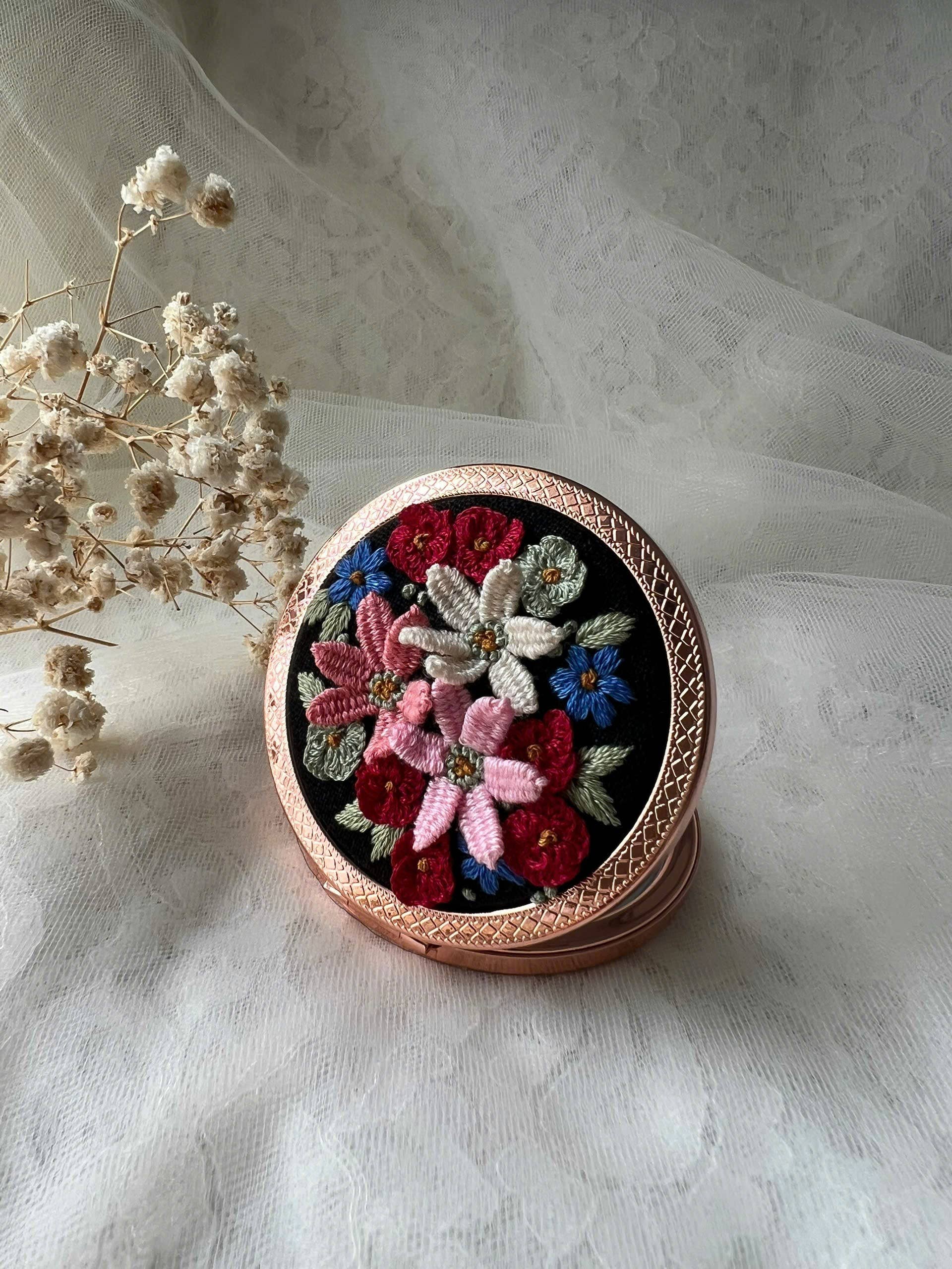 Maple Dream Store – Engroshandel Kompaktspejl – Lomme-spejl med vintage blomstermotiv, håndbroderet7