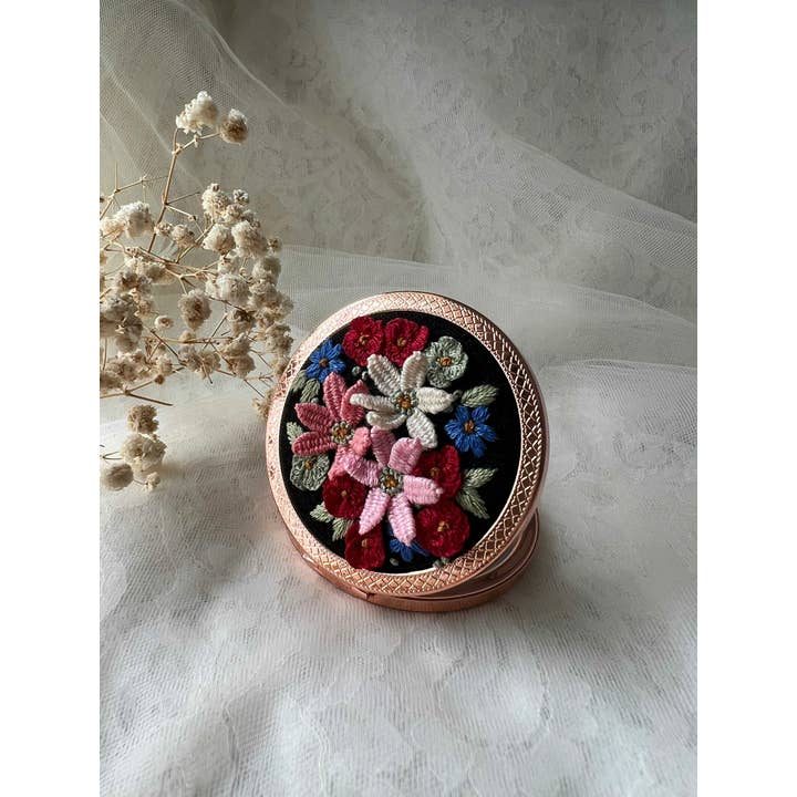 Maple Dream Store – Engroshandel Kompaktspejl – Lomme-spejl med vintage blomstermotiv, håndbroderet7