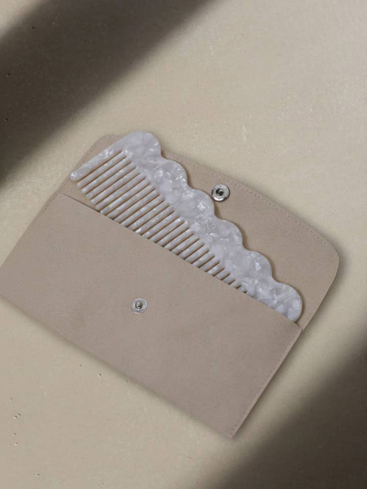 Peigne Signature - Nacre pour la vente par Peignee Paris