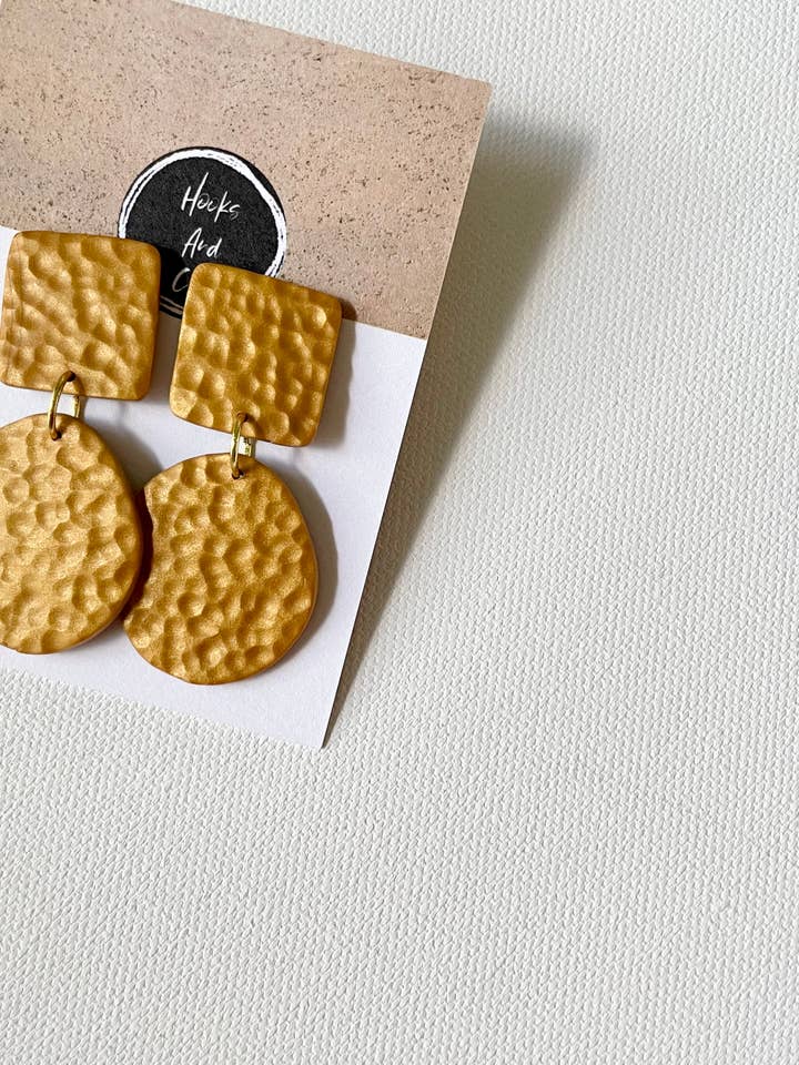 Gehamerd polymeer klei messing voor wholesale door Hooks and Clay