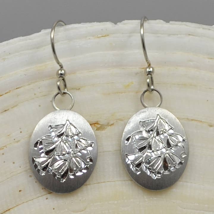 Månadens majblomma Ovala tennörhängen för wholesale av Nobska Craftsmen