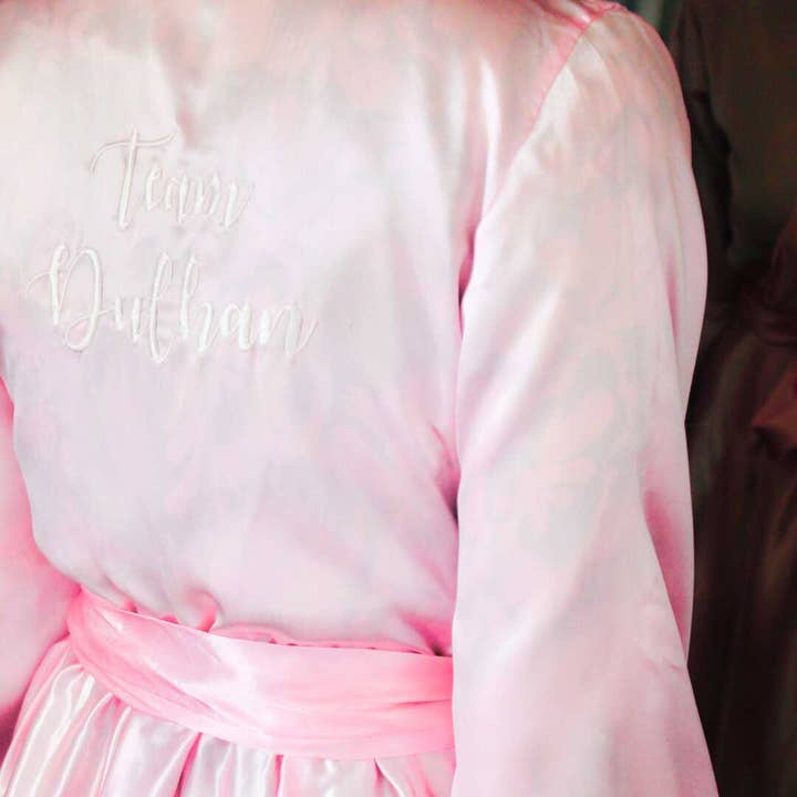 Team Dulhan silkekåbe (fuld længde) - lyserød og hvid for engroshandel hos Peacock Supplies