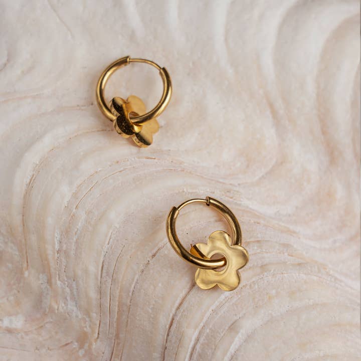 Magdalena Huggie Oorbellen voor wholesale door Faya & Co.