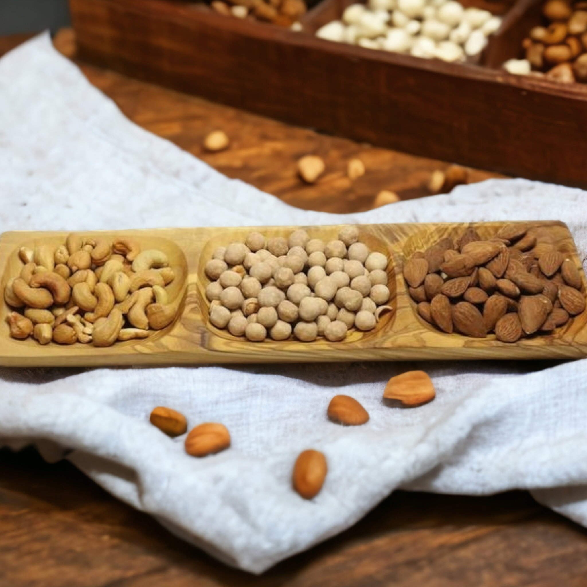 Kamsah - Vendita all'ingrosso Vassoi da portata - Piatto da portata in legno d'ulivo a 3 sezioni1