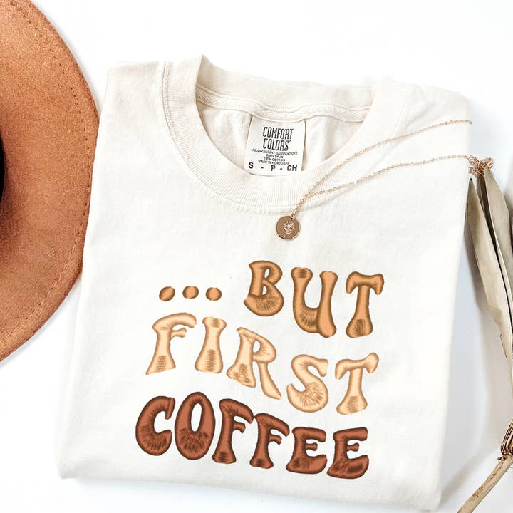 T-shirt BRODÉ Mais d'abord le café, T-shirt pour amateur de café pour la vente par Pet Creativo