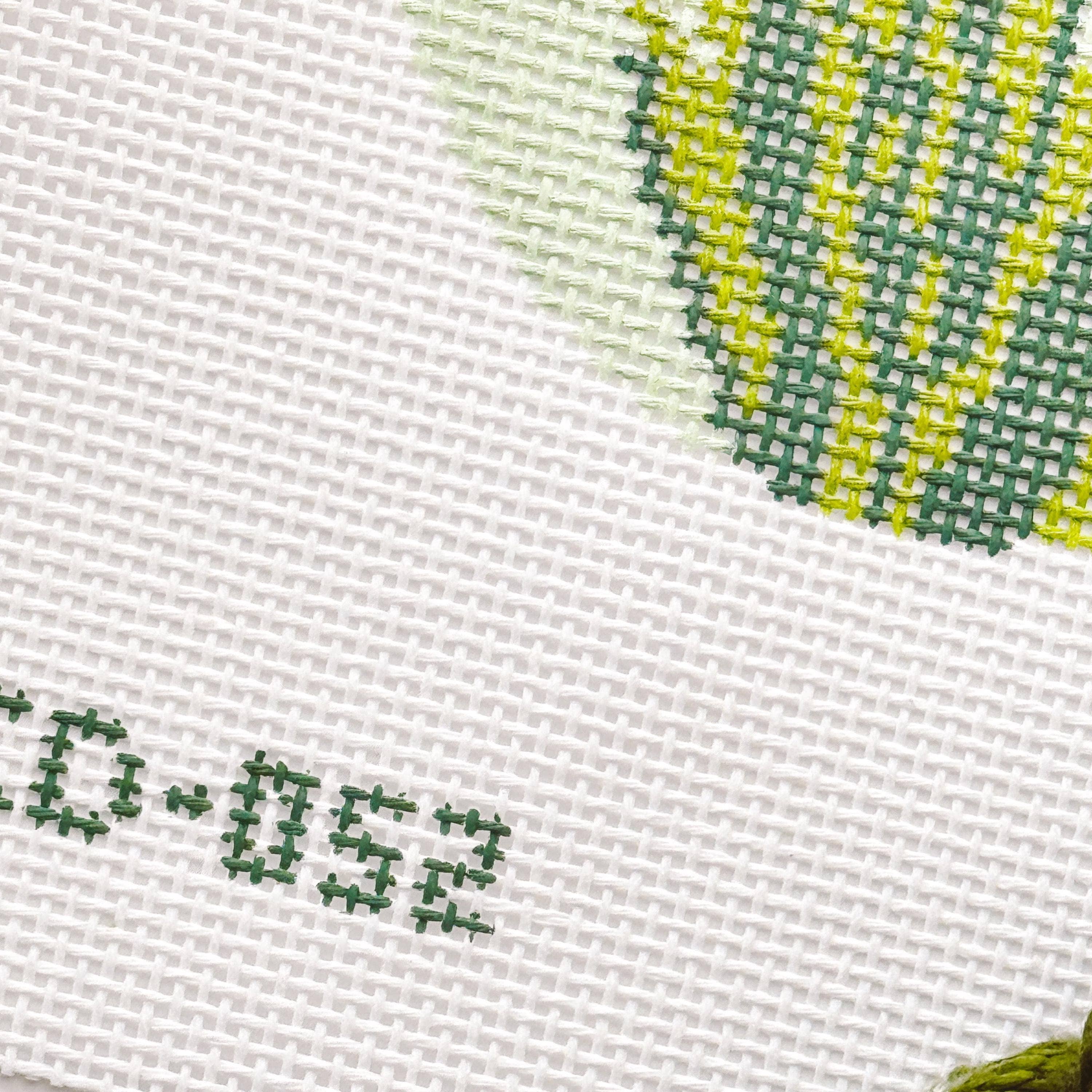 Cotswold Co Designs – Material para bordar/ponto de cruz por atacado – Tela de Ponto de Tapeçaria Redonda com Flor de Tulipa | Pintada à Mão 13 Mesh | Design de 4" em Tela de 8" x 8" | Pronta para Envio5