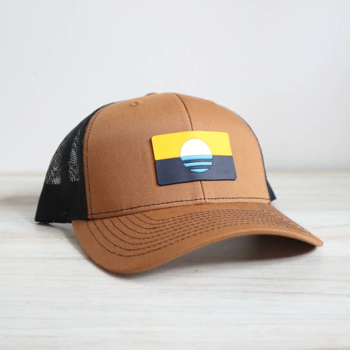 MKE Vlag Trucker Pet met Rubber Patch - Milwaukee Snapback voor wholesale door Blu Mountain Co