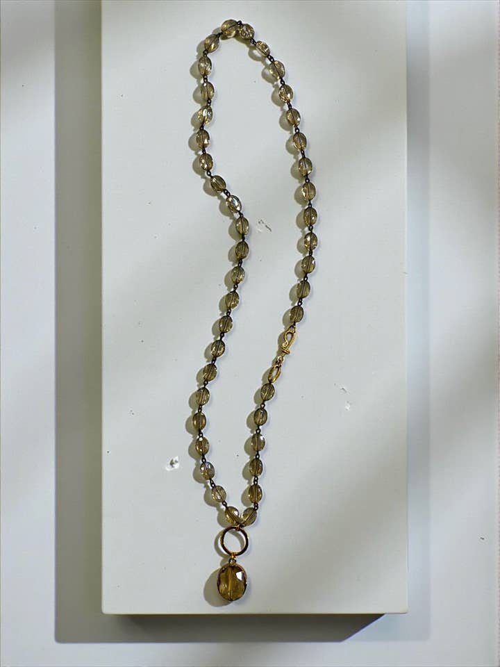 Colar Oval Champagne 24" com Pendente Dourado Escovado por atacado de Ava Capri