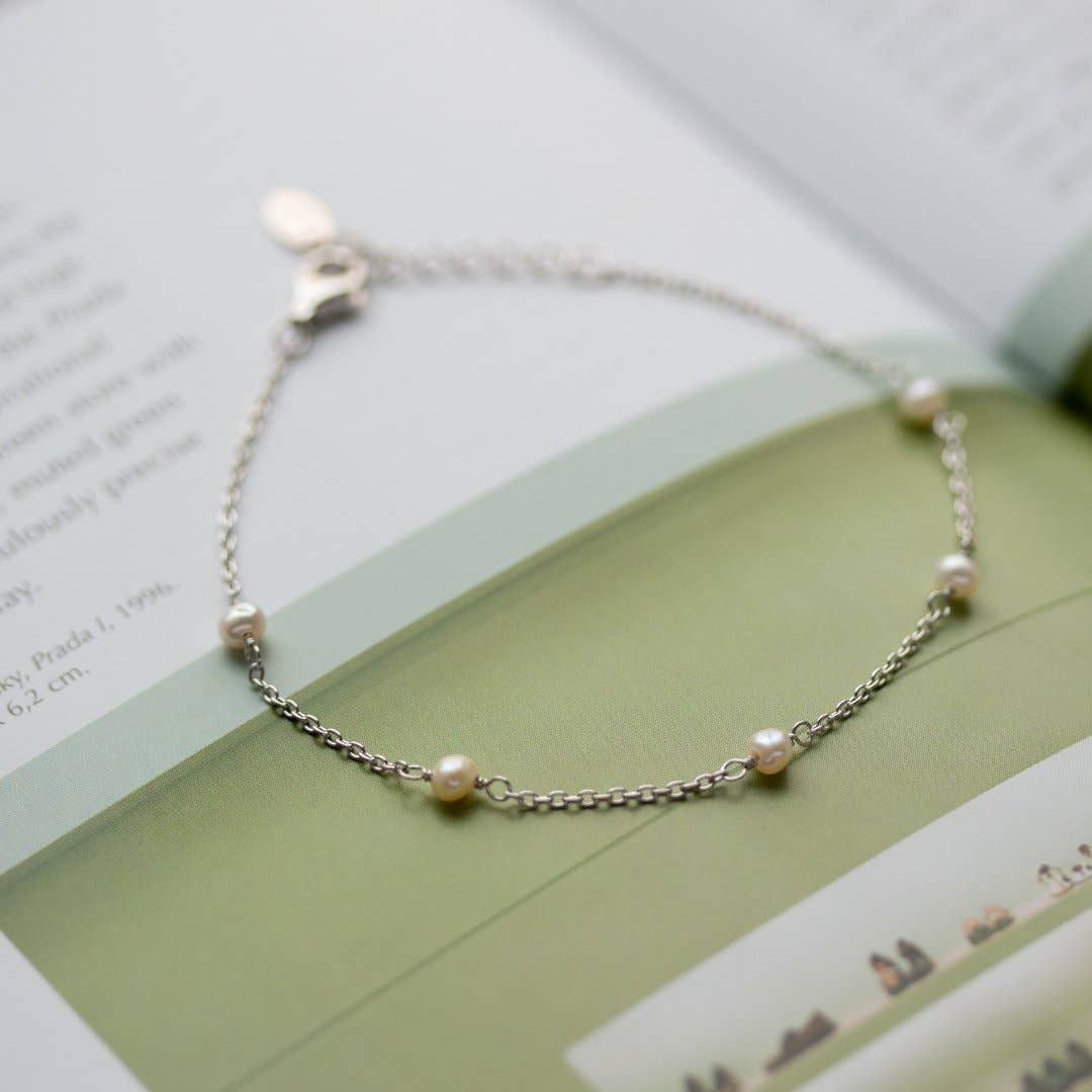 Aurora Jewels – wholesale Link & chain bracelet – Dainty Pearl Chain Bracelet1