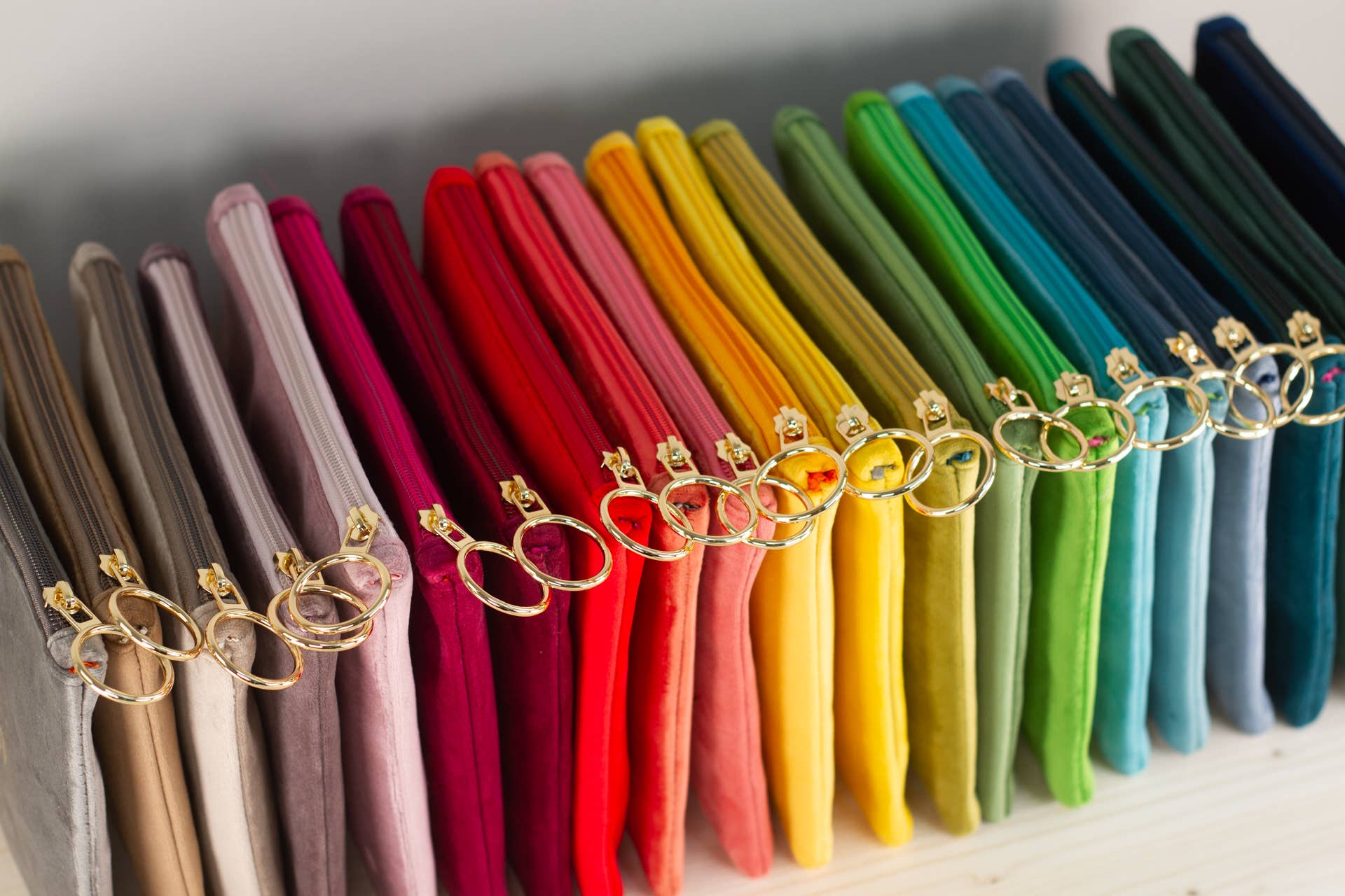 Herzilein-Wien GmbH - Venta al por mayor Bolsa para maquillaje - Bolso de mano 'Good things take time' de terciopelo3