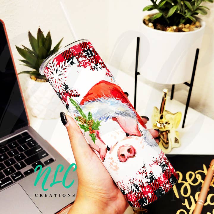 Gobelet à carreaux rouge Santa Pig pour la vente par NLC Creations