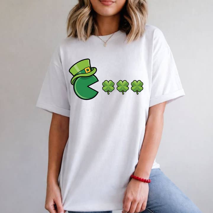 Camiseta de Pac Man comiendo trébol para el Día de San Patricio para venta al por mayor de Londas Tees and Tumblers