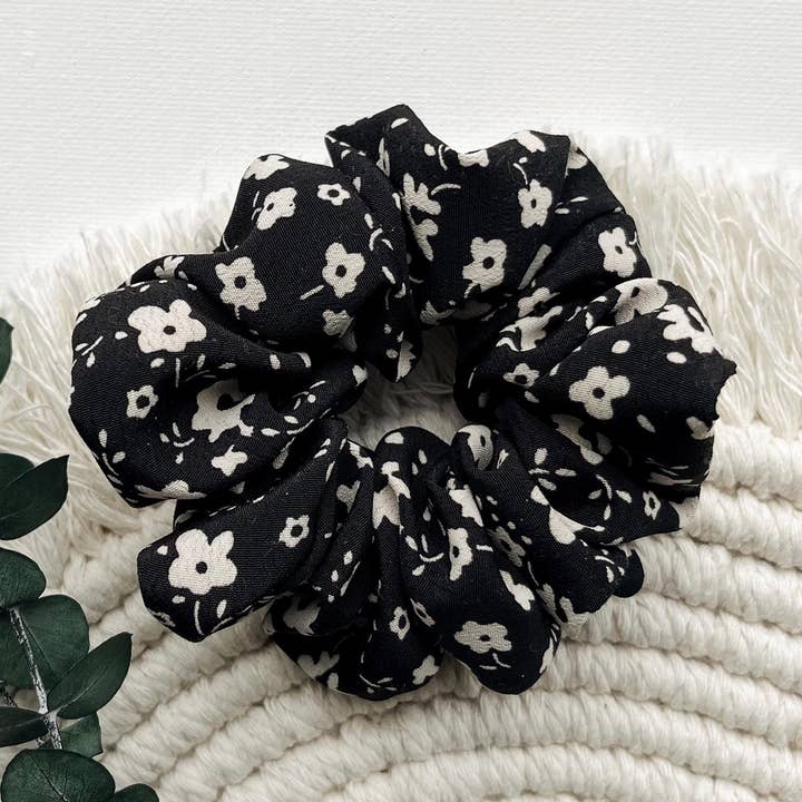 Scrunchie mit Blümchen, schwarz für den Großhandel von maimoiselle