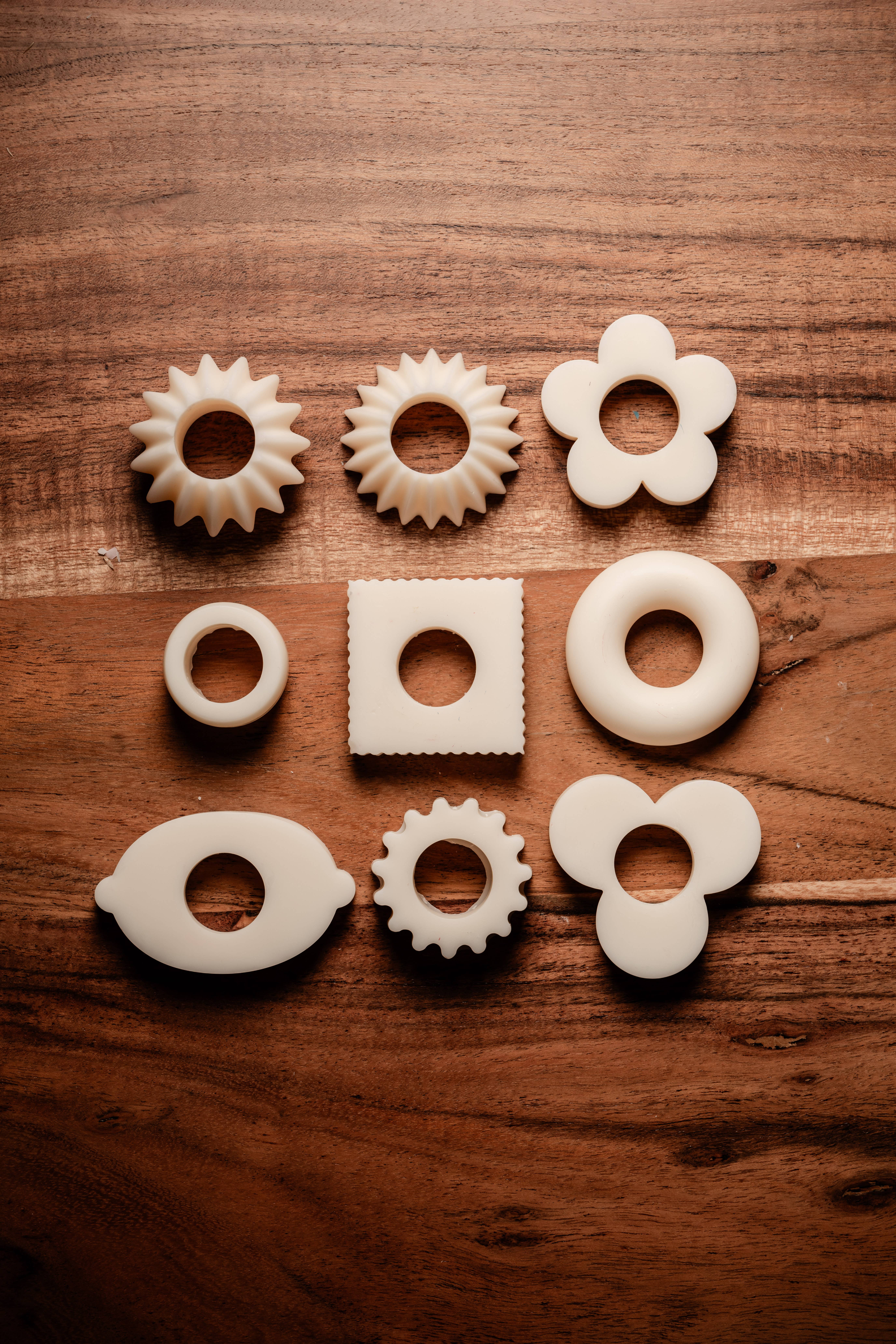 Allure CA - Vente Bougies/bougeoirs coniques - Set de bougies cônes colorées avec petits ornements décoratifs5