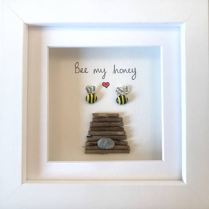 Bee My Honey - Arte incorniciata con ciottoli e legni galleggianti per la vendita all'ingrosso da parte di Pip Carlton-Barnes - The Old Forge Studio