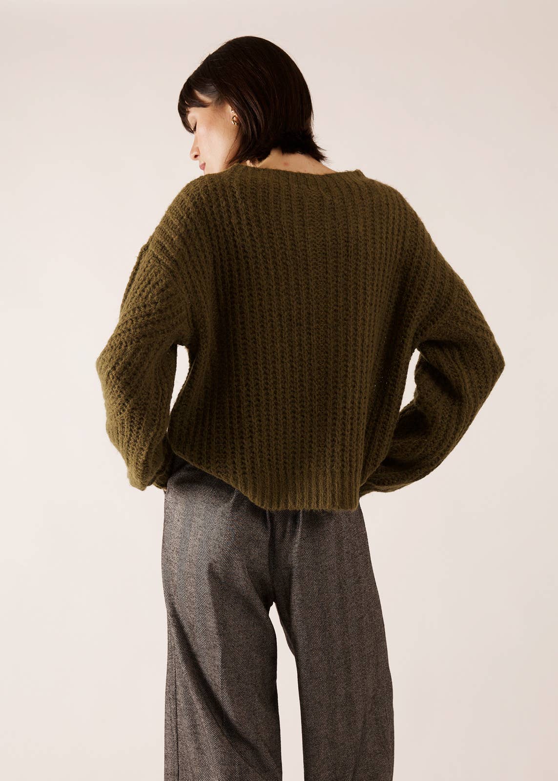 JULIA PARIS - Wholesale Pullover-trui - Dames - Getailleerde kabeltrui met ronde hals6