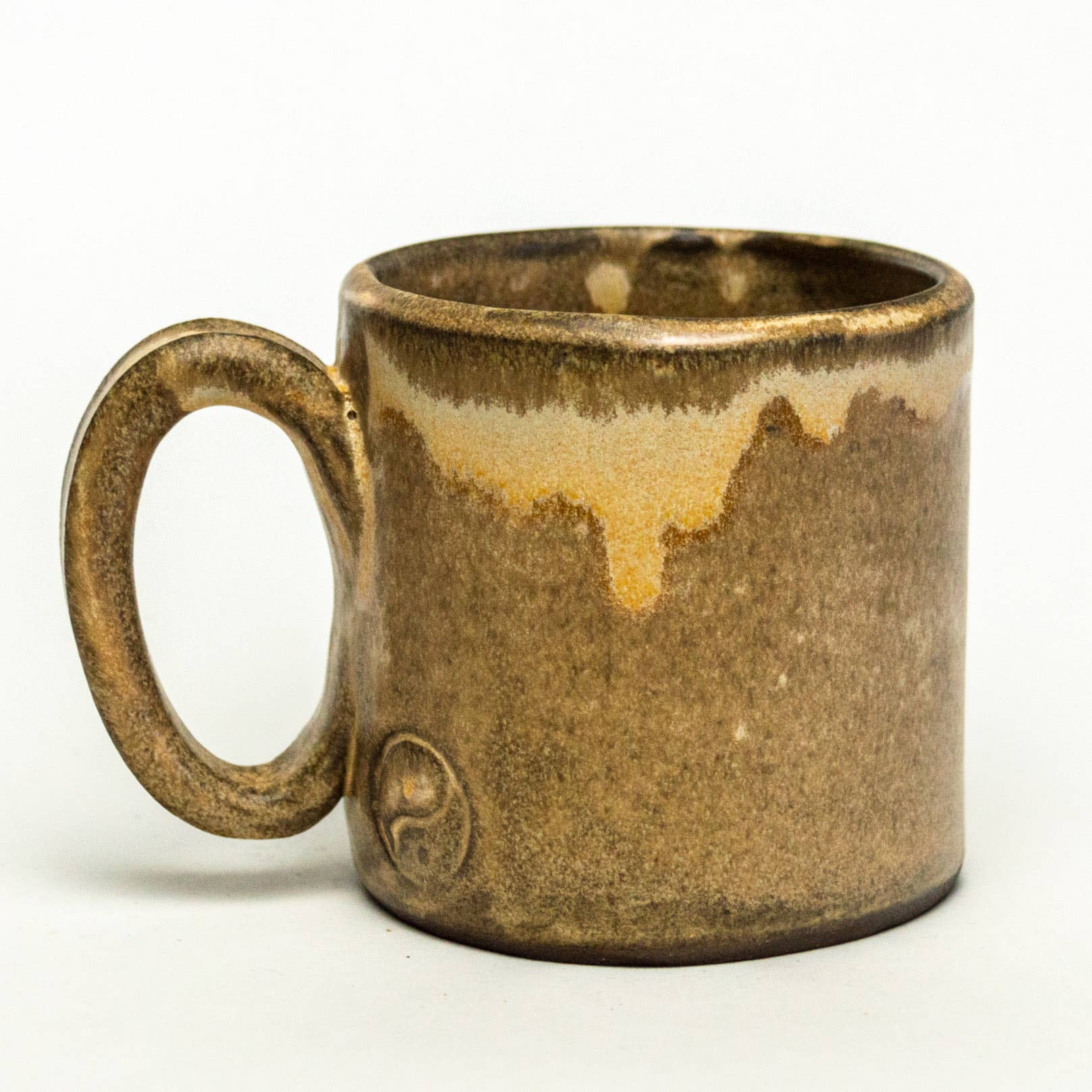 White Squirrel Clayworks – wholesale Kaffekoppar – Ginkgo Leaf Pattern Handgjord i Ohio Keramisk Beige 10 oz Mugg1