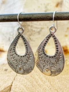 Dakota Floral stemplet dråbeformet dingle øreringe for engroshandel hos Mon Amie Jewelry