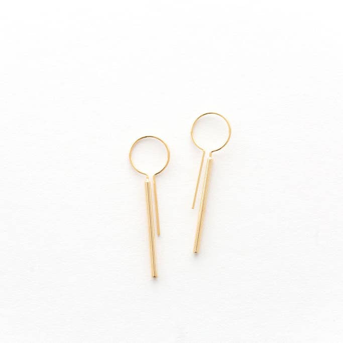 E7150-Edgy Bar-oorbellen BESTSELLER voor wholesale door Heidi Hull Designs