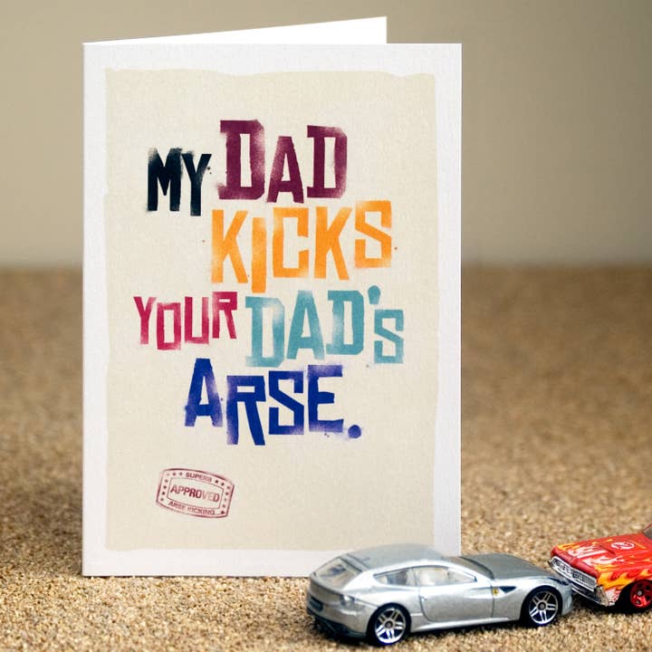 Carte drôle de papa - Kicks Arse pour la vente par Wordplay Design