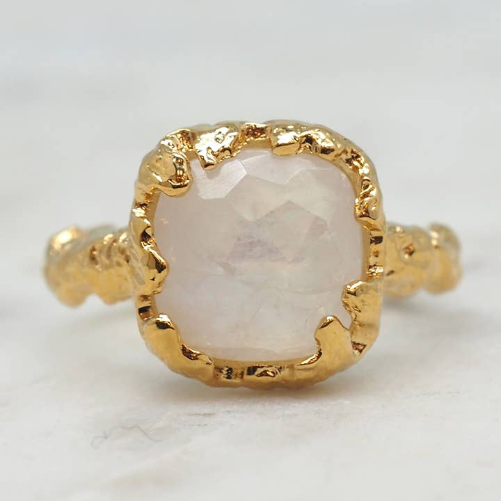 Bunny damesring met gehamerde vergulde afwerking en maansteen NCR905 voor wholesale door NIIKI PARIS