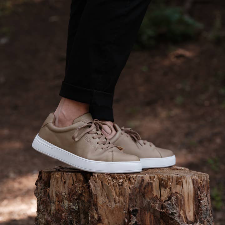 Chaussure de voyage en cuir Roam Līte pour la vente par Rōmfrē Travel Co.