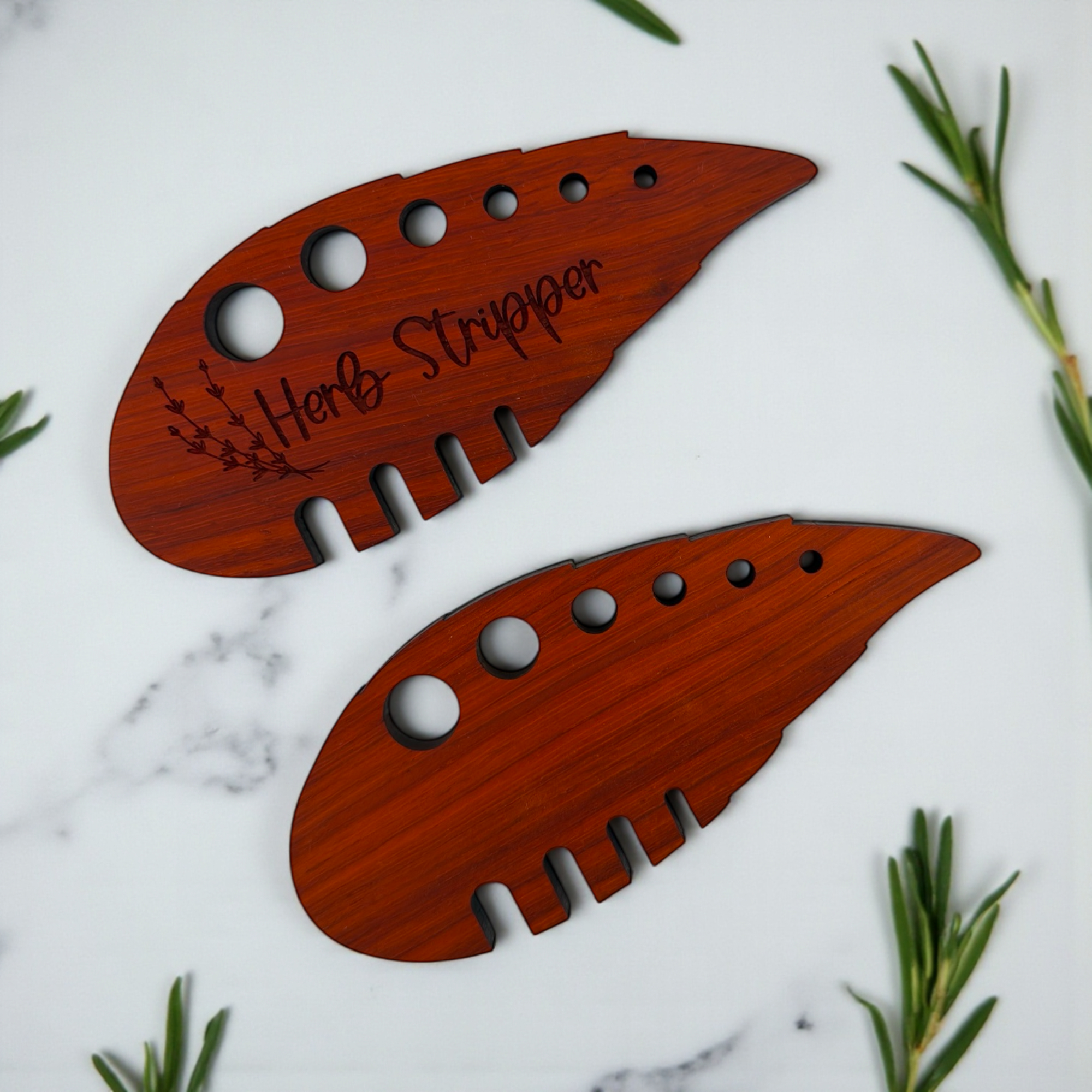 The Savvy Spade - Vente Ustensile/gadget de cuisine - Éplucheur d'herbes personnalisé avec logo – Outil de cuisine en bois dur de marque1