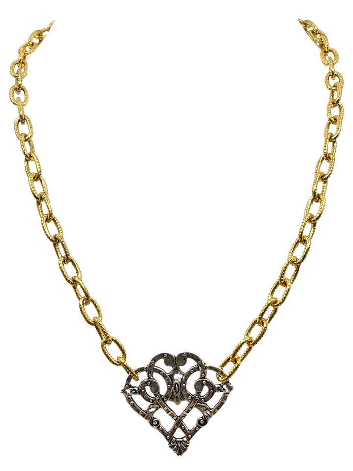 Chaîne de 18" en métal mixte plaqué or et argent sterling avec pendentif cœur à volutes de reproduction vintage pour la vente par Erin Knight Designs