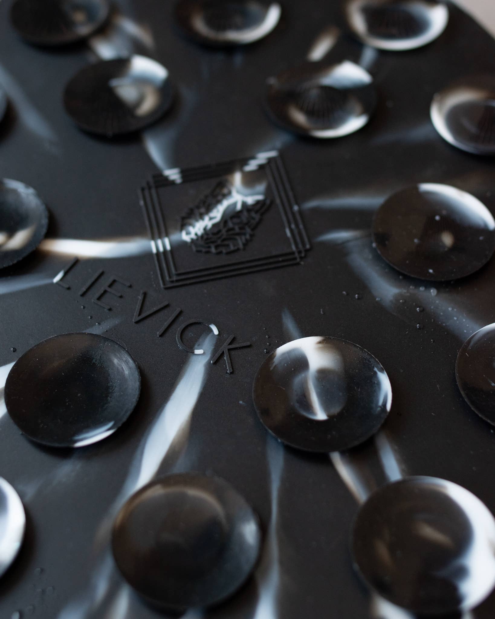 LIEVICK - Wholesale Pet Food Mat - Dog - LIEVICK Lick mat | Black & White2