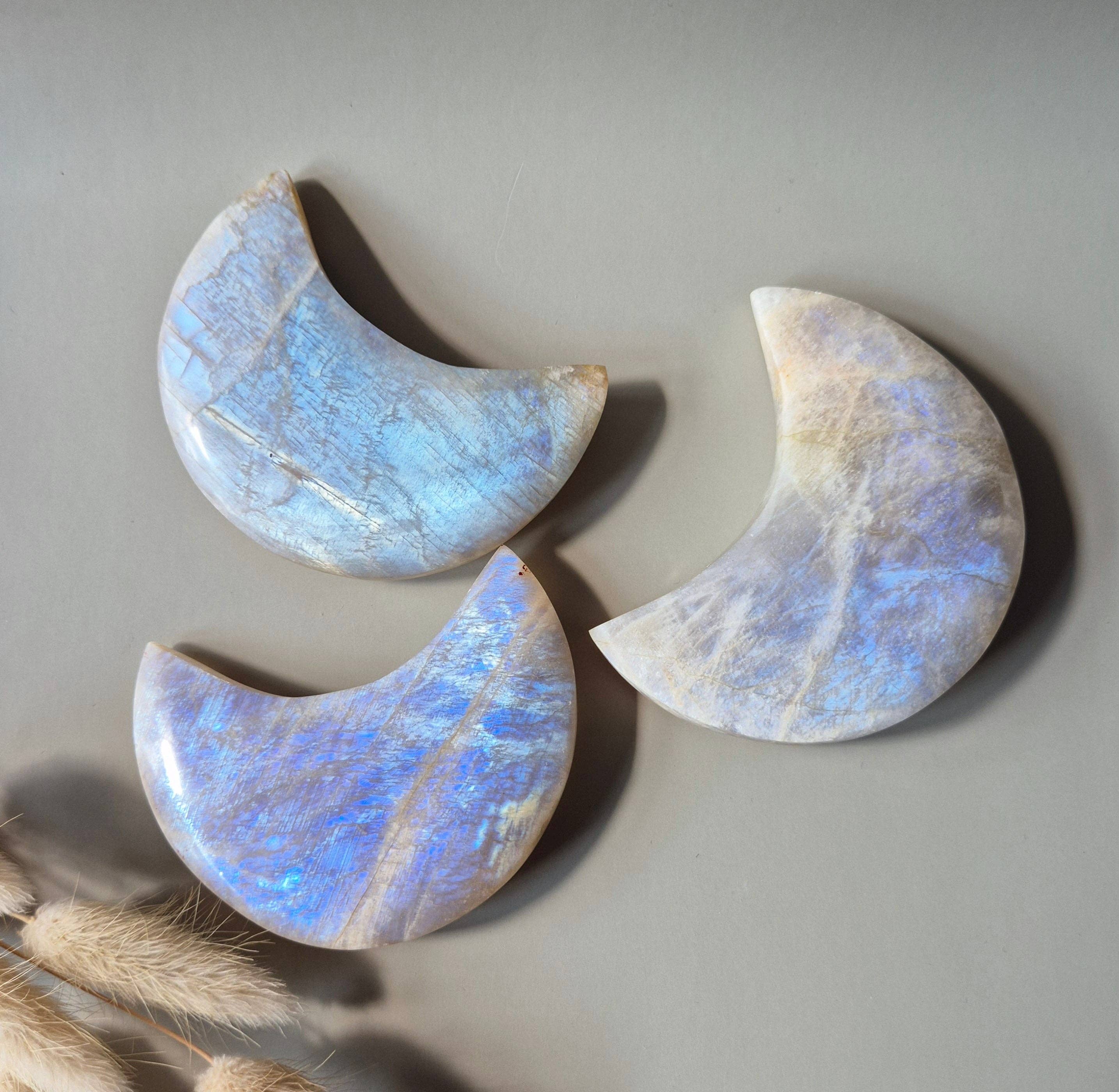 Moonlight Gemstones - Wholesale Spiritual Stone/Crystal - Gemstone Blue Moonstone Moon on Stand 9-11cm With Beautiful Flash0