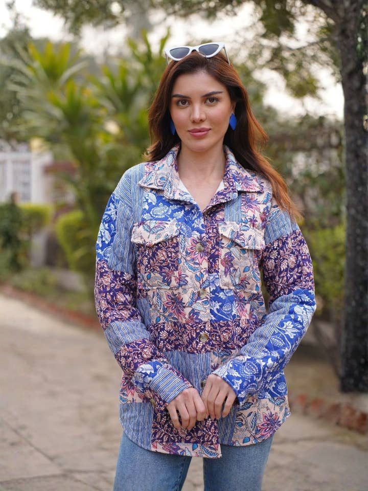 Patchwork Print Utility Skjortejakke (Blå Nuancer) for engroshandel hos Avani Del Amour