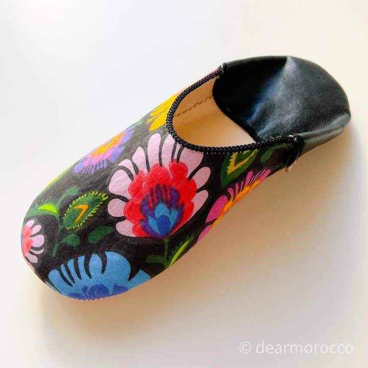 dear Morocco - Vente Chaussons – femme - Babouche en cuir marocain avec tissu à fleurs noires // Pologne1