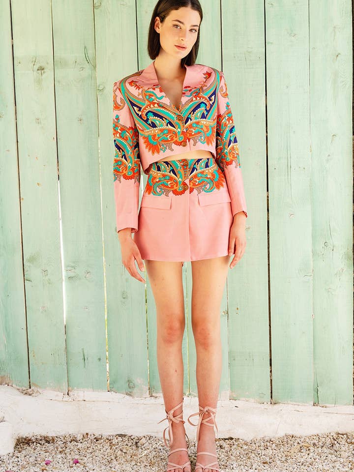 Roze cropjack van crêpe met placementprint en korte broek voor wholesale door Pinnacle By Shruti Sancheti