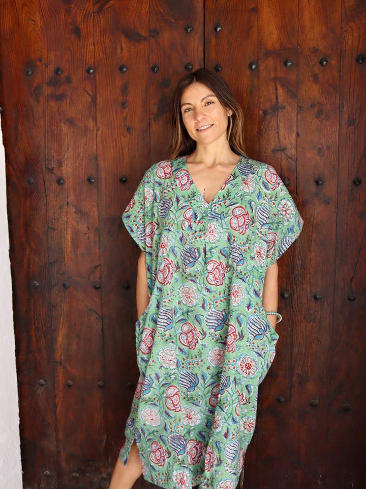 Vestito Kaftan ANOKILI verde per la vendita all'ingrosso da parte di Aurobelle Ibiza