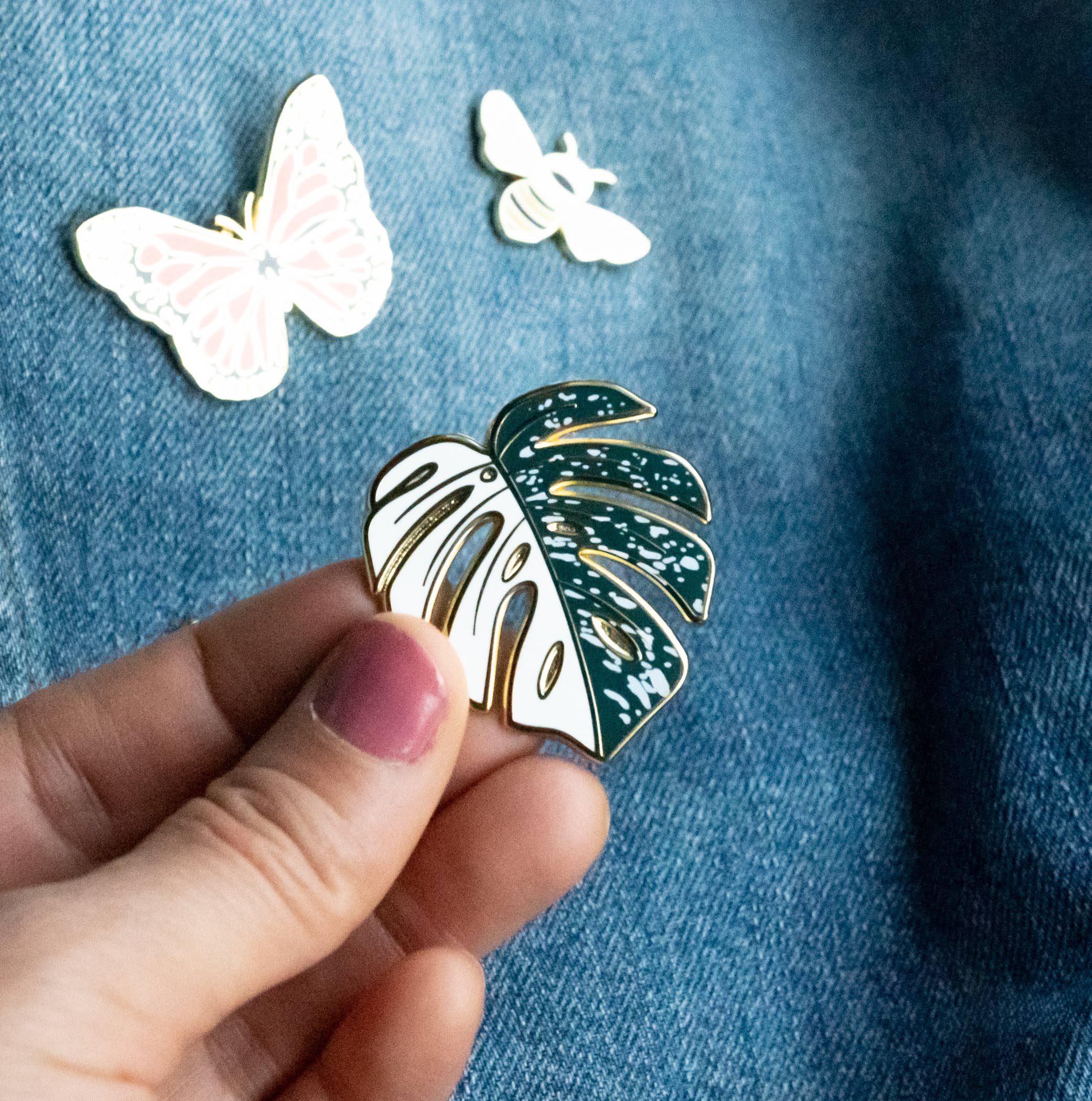 Happily Plants - Wholesale Lapel Pin/Button - Variegated Monstera Albo Plant Enamel Lapel Pin3