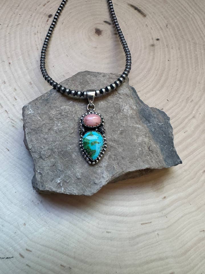 Handgjord rosa snäcka, Sonoran-turkos & sterlingsilver 2-stenshänge signerat Nizhoni för wholesale av Nizhonitradersllc