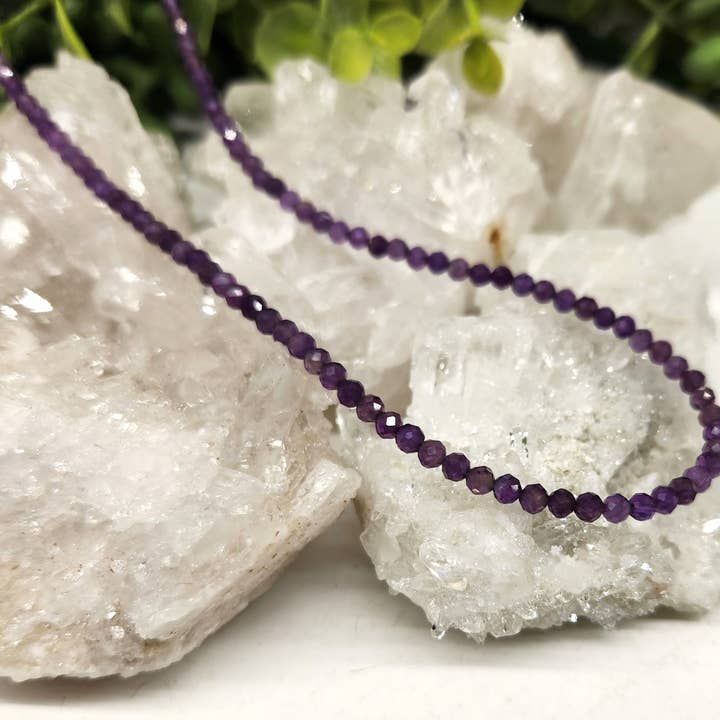 Meraki Gemstones – Engroshandel Perlehalskæde – Facet Amethyst Halskæde med Sølvfarvede Detaljer, 3 mm3
