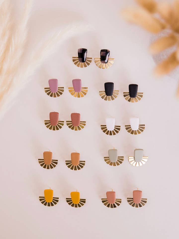 Orecchini a bottone - Colori solidi per la vendita all'ingrosso da parte di Freckled Wing Design