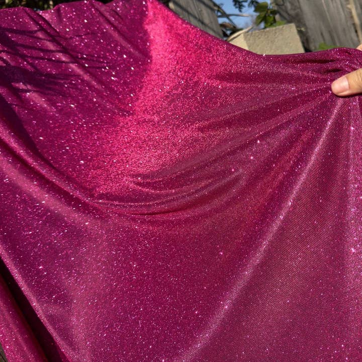 GalaTextile – wholesale Tygrulle – Fuchsia Shimmer Lurex stickat tyg från Yard Knit Fuchsia Lyxigt gnistrande tyg Spandex Glitter, Sparkle Aftonbrudklänningar, Bakgrunder, Rosetter1