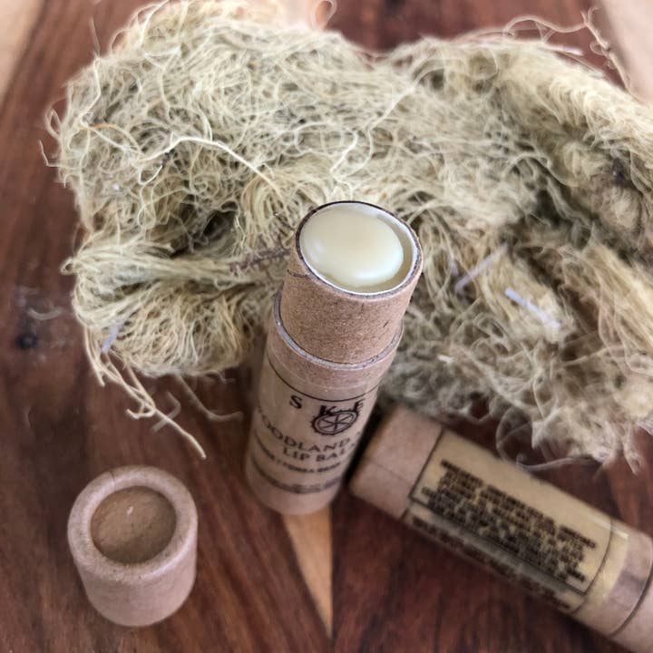 Bálsamo labial de luxo Woodland Magic Sweetgrass Tonka e Cardamomo por atacado de SKEI Botanicals