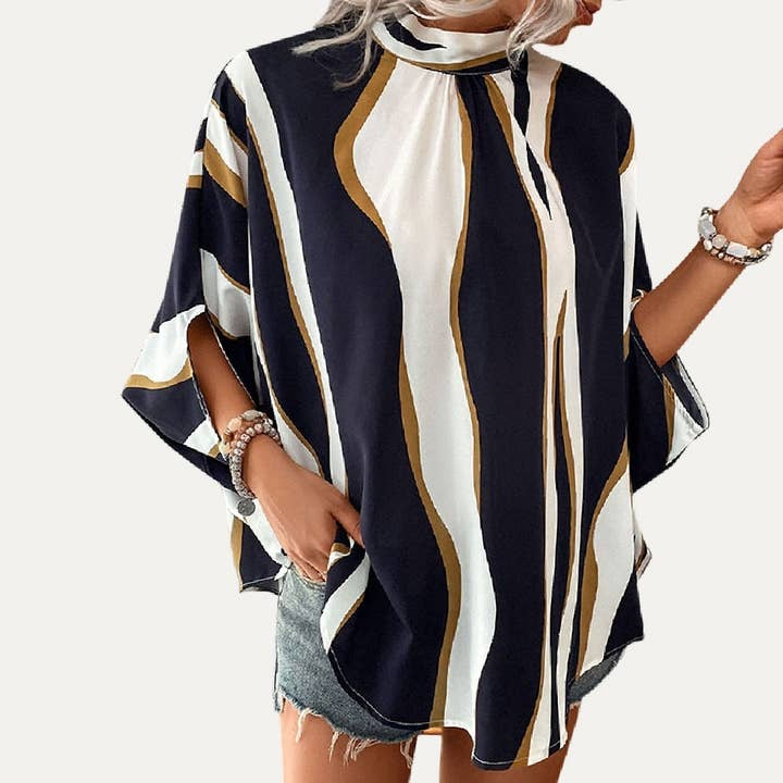 Haut à manches Dolman à col montant et imprimé Lady Grace pour la vente par The Moment Collection