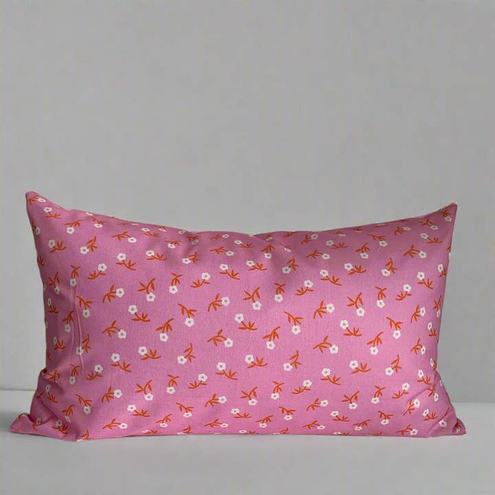 Coussin en coton biologique Petal Party pour la vente par Bobbie Broon Home