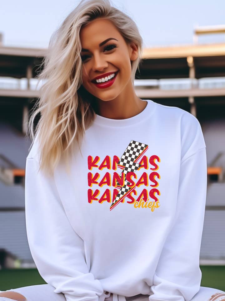 Felpa Girocollo con Grafica di Fulmine dei Kansas City Chiefs per la vendita all'ingrosso da parte di Uncommon Label