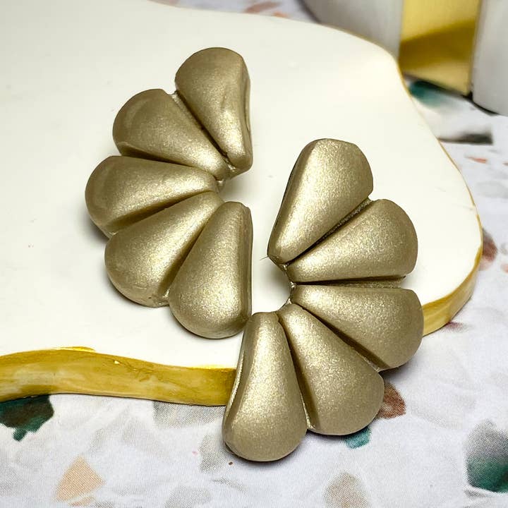 Vergulde roestvrijstalen bloemblaadjes polymeer klei oorknopjes voor wholesale door a&h studios
